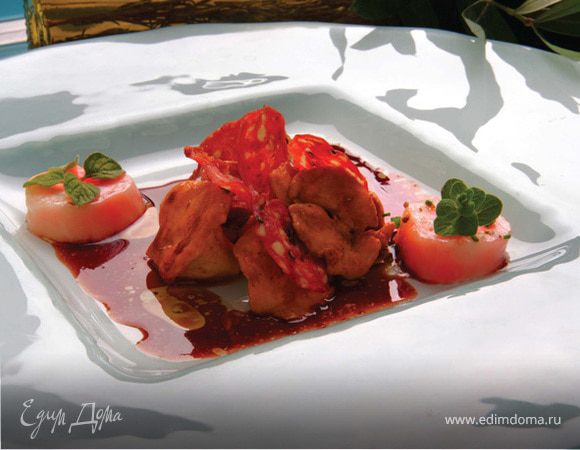 Лисички с хрустящей салями в соусе из красного вина с тмином и кориандром