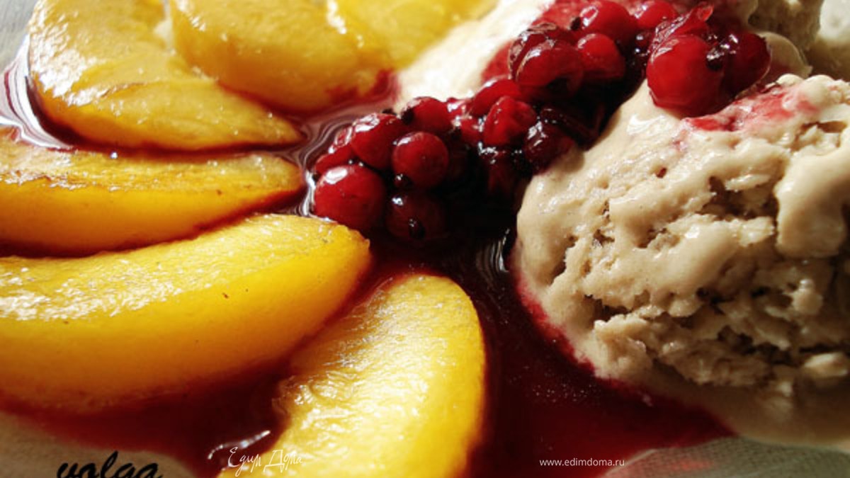 Персики фламбе с персиково-банановым мороженым