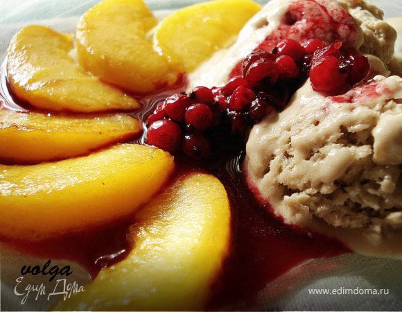 Персики фламбе с персиково-банановым мороженым