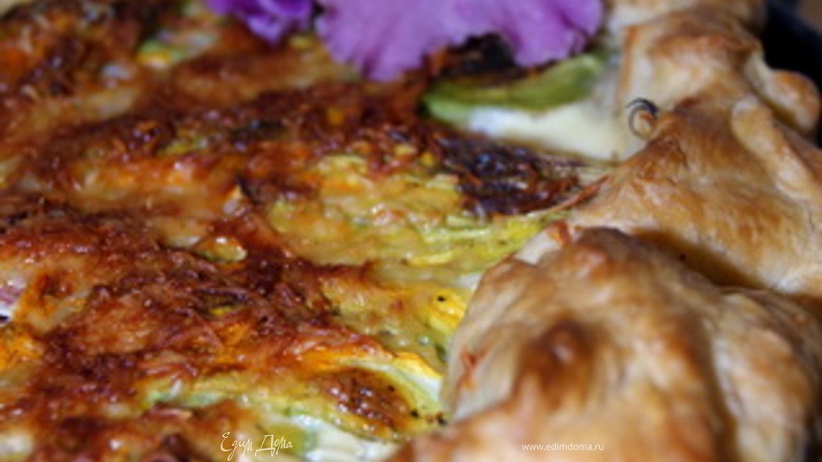 Слоеный пирог с цукини, ветчиной и цветами кабачков