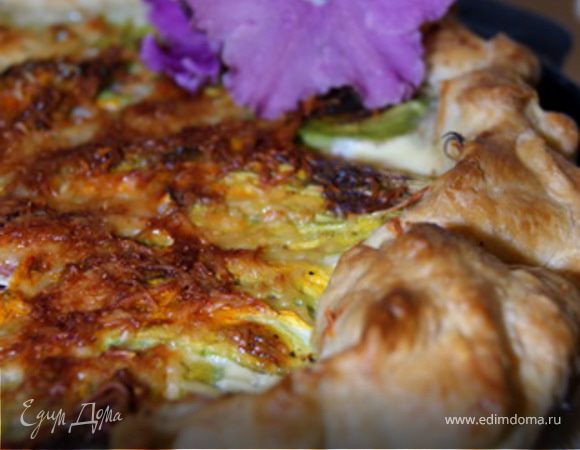 Слоеный пирог с цукини, ветчиной и цветами кабачков