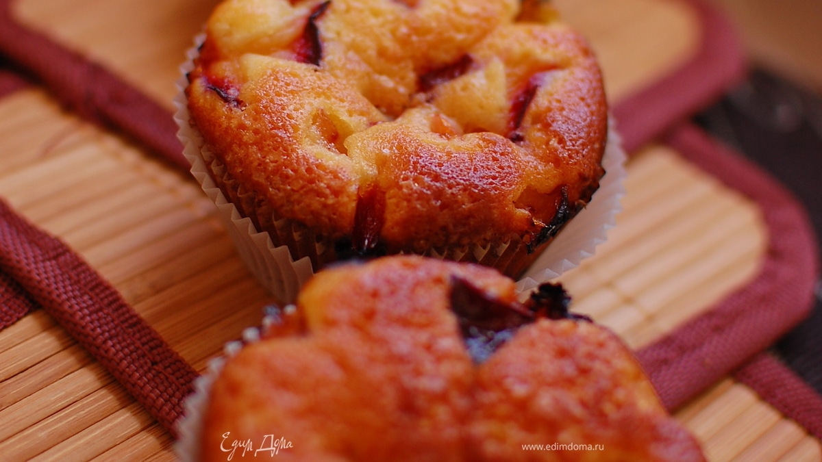 Маффины со сливами.