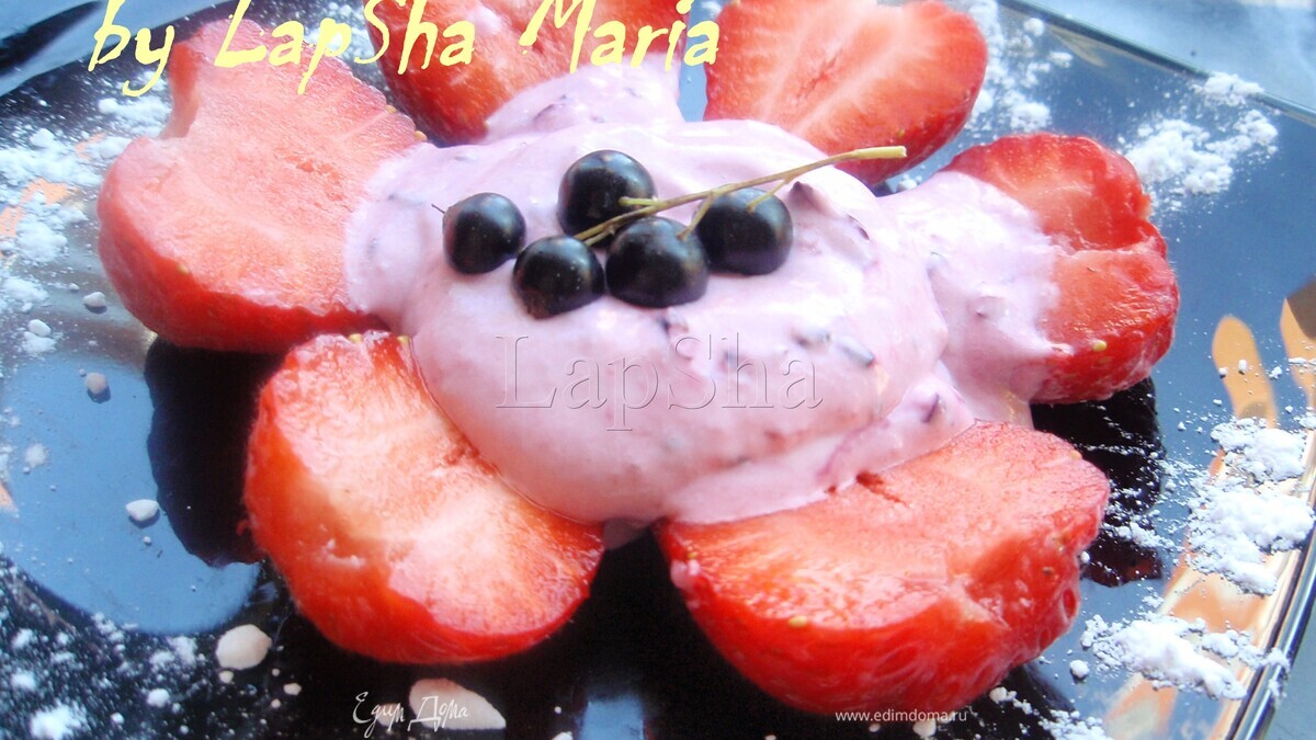 Легкий десерт "Ягоды в сливочном соусе"