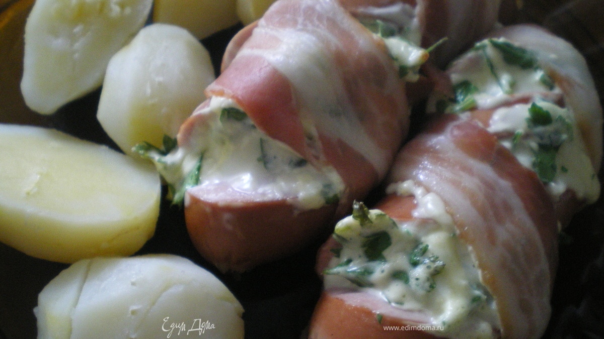 Сардельки, фаршированные сыром в беконе.