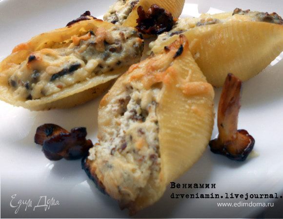 Паста "ракушки" с лисичками, фетой и розмарином