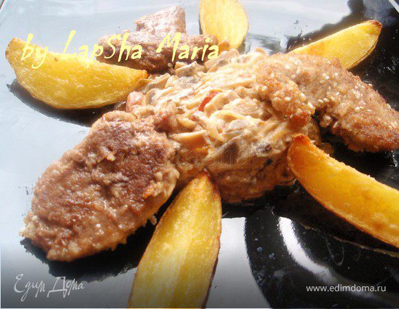 Утиное филе в кунжуте с грибным рагу и картофельными дольками