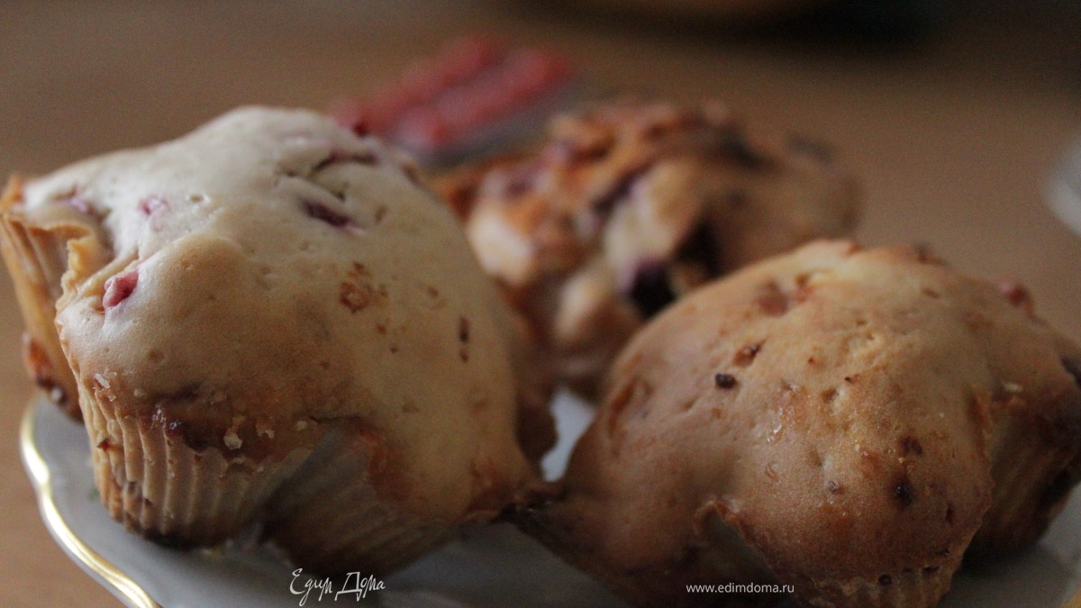 Muffins with cherry&amp;white chocolate