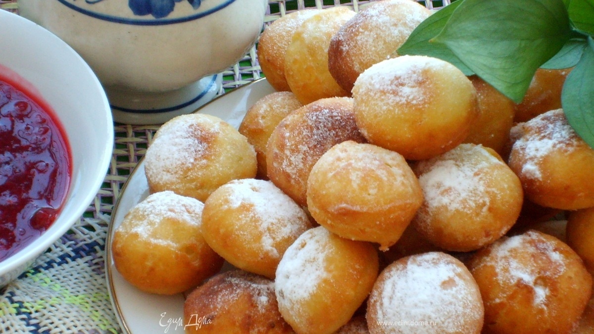 Пончики картофельные со смородиновым соусом