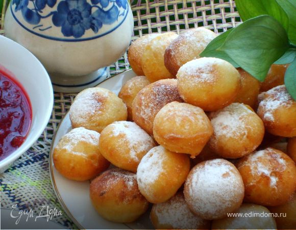 Пончики картофельные со смородиновым соусом Пончики картофельные со смородиновым соусом