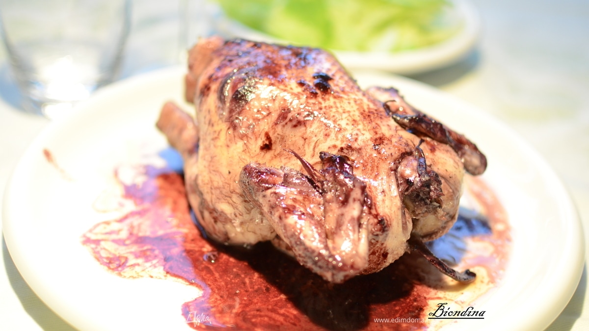 Молодой петушок в красном вине