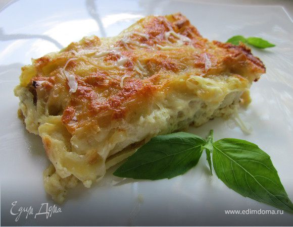 Каннелони, фаршированные курицей и грибами под соусом "Морне" 