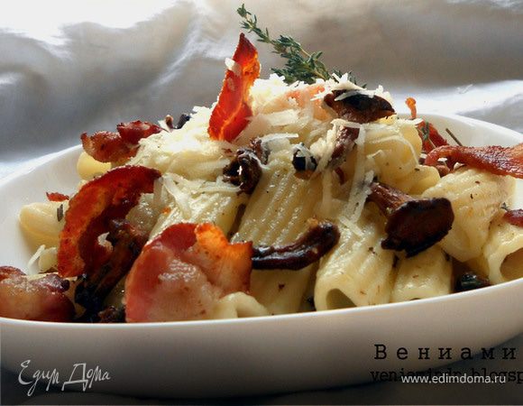 Паста с лисичками, пряными травами и хрустящей грудинкой