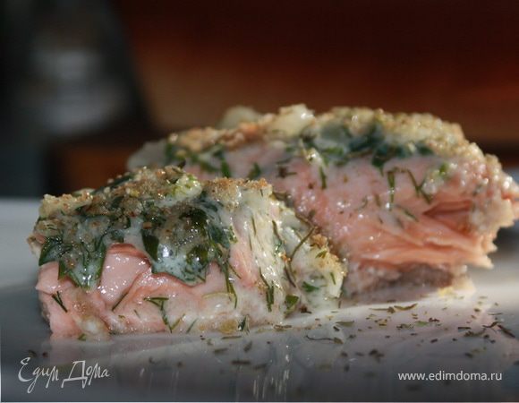 Лосось, запеченный под зеленым сметанным соусом. Лосось, запеченный под зеленым сметанным соусом.