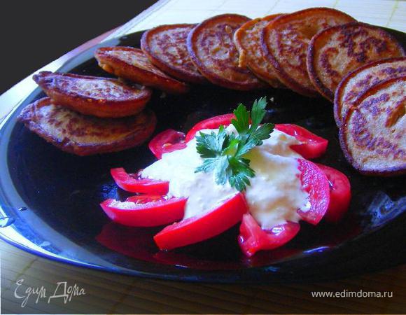 Гречневые оладьи с сырно-чесночным соусом