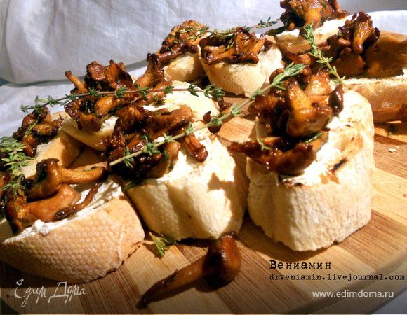 Брускетта с лисичками, тимьяном и розмарином