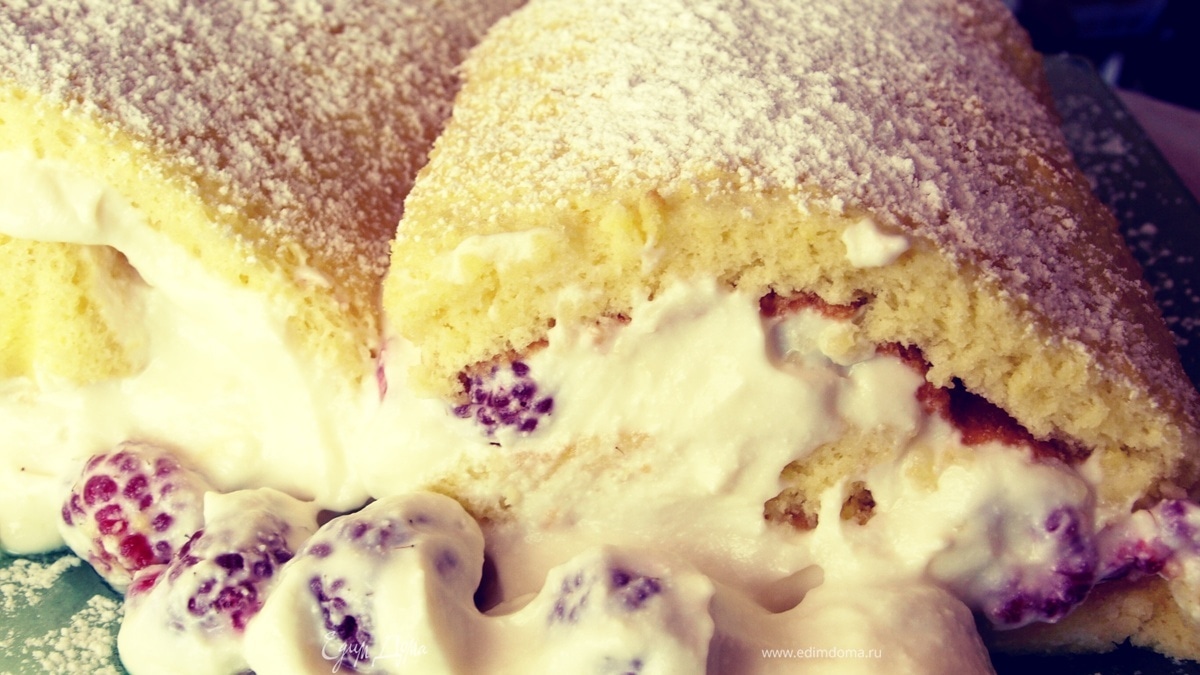 Бисквитный рулет с творожной начинкой