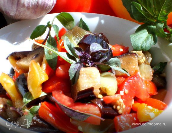 Салат из баклажан и перцев с базиликом Салат из баклажан и перцев с базиликом
