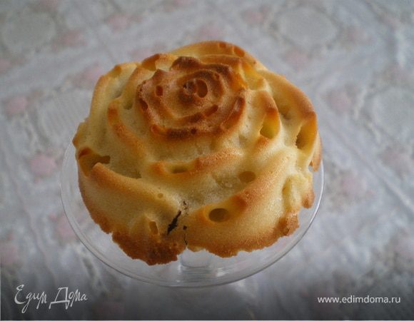 Мини-шарлотка с изюмом.