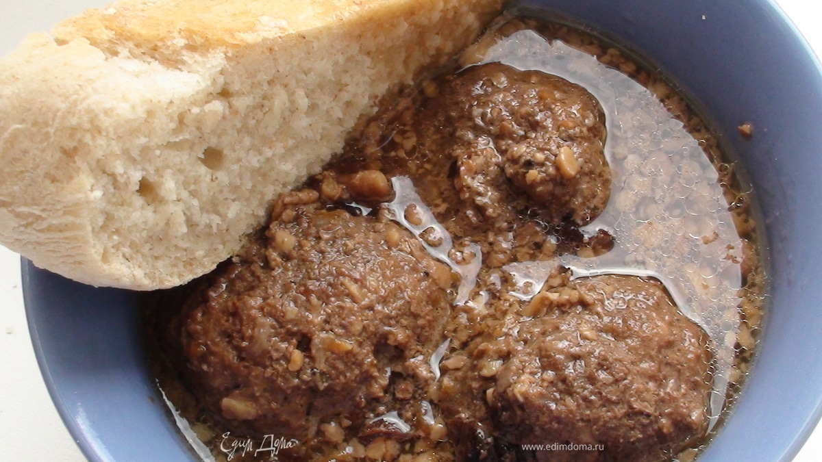 Тефтели с черносливом и грецкими орехами.