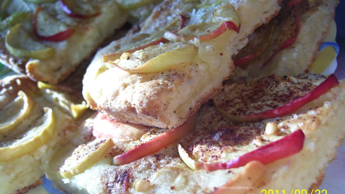 Яблочный пирог с корицей из творожного теста