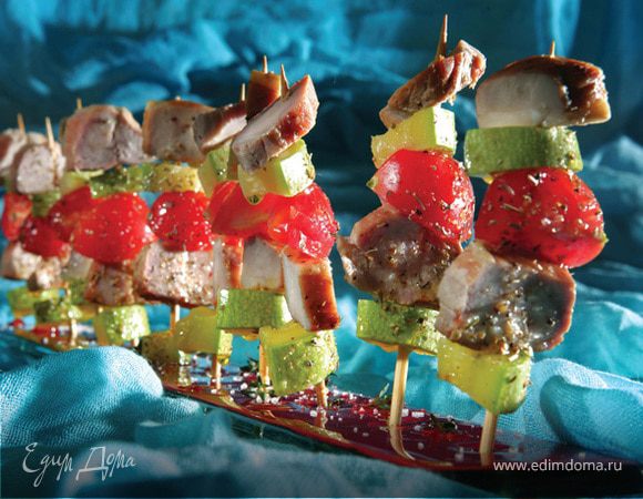 Мини-шашлыки «Сувлаки» из копченой свинины («Апаки»), помидоров черри и маринованных цукини