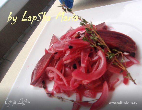 Маринованный лук со свеклой и тимьяном Маринованный лук со свеклой и тимьяном