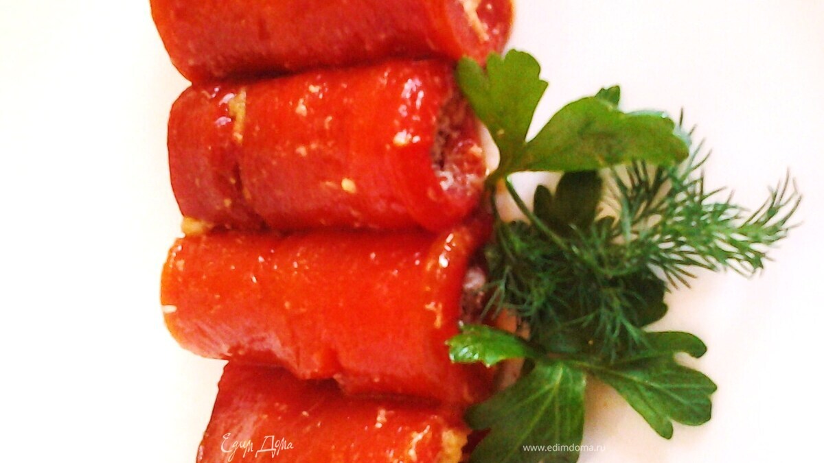 Рулетики из перчика с пармезаном и розмарином