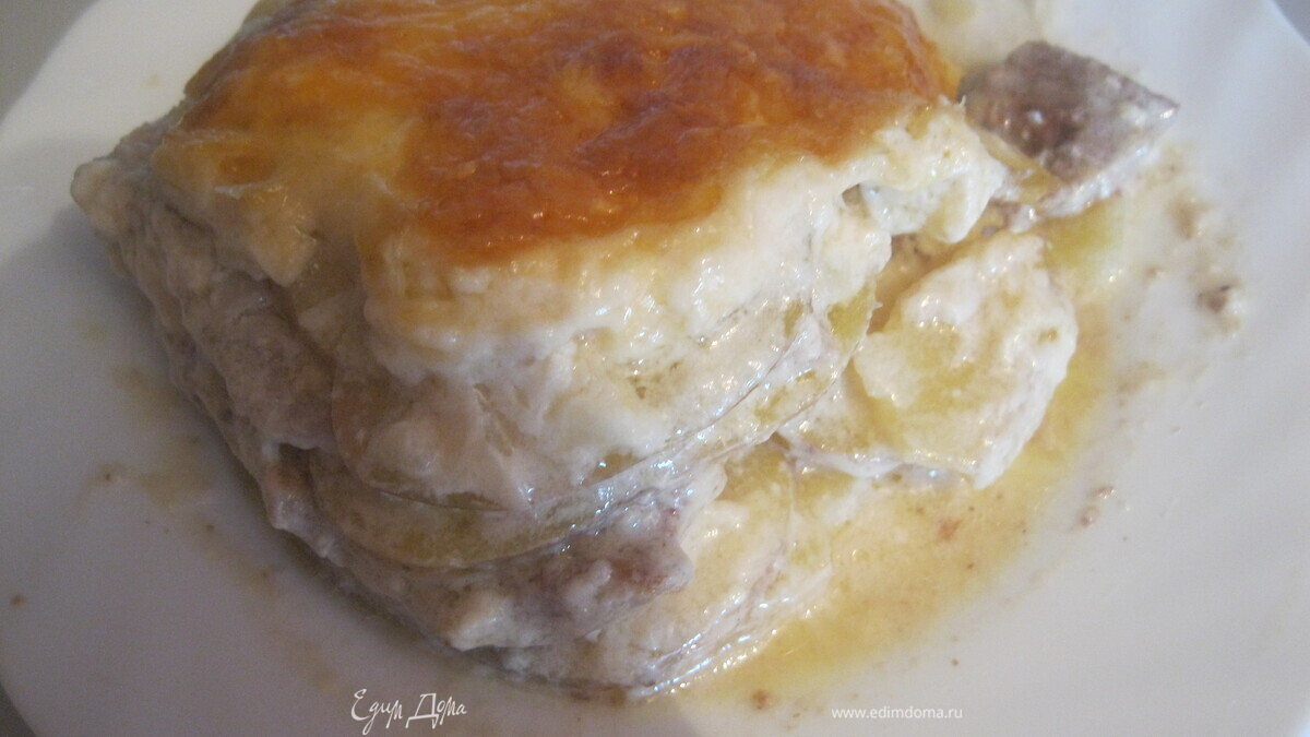 Свинина запеченная с картофелем под соусом