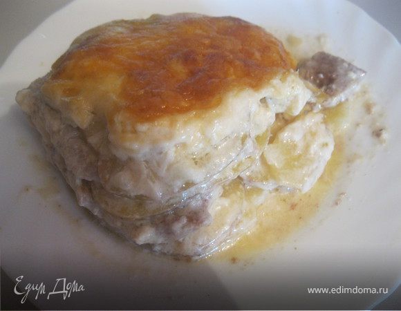 Свинина запеченная с картофелем под соусом Свинина запеченная с картофелем под соусом