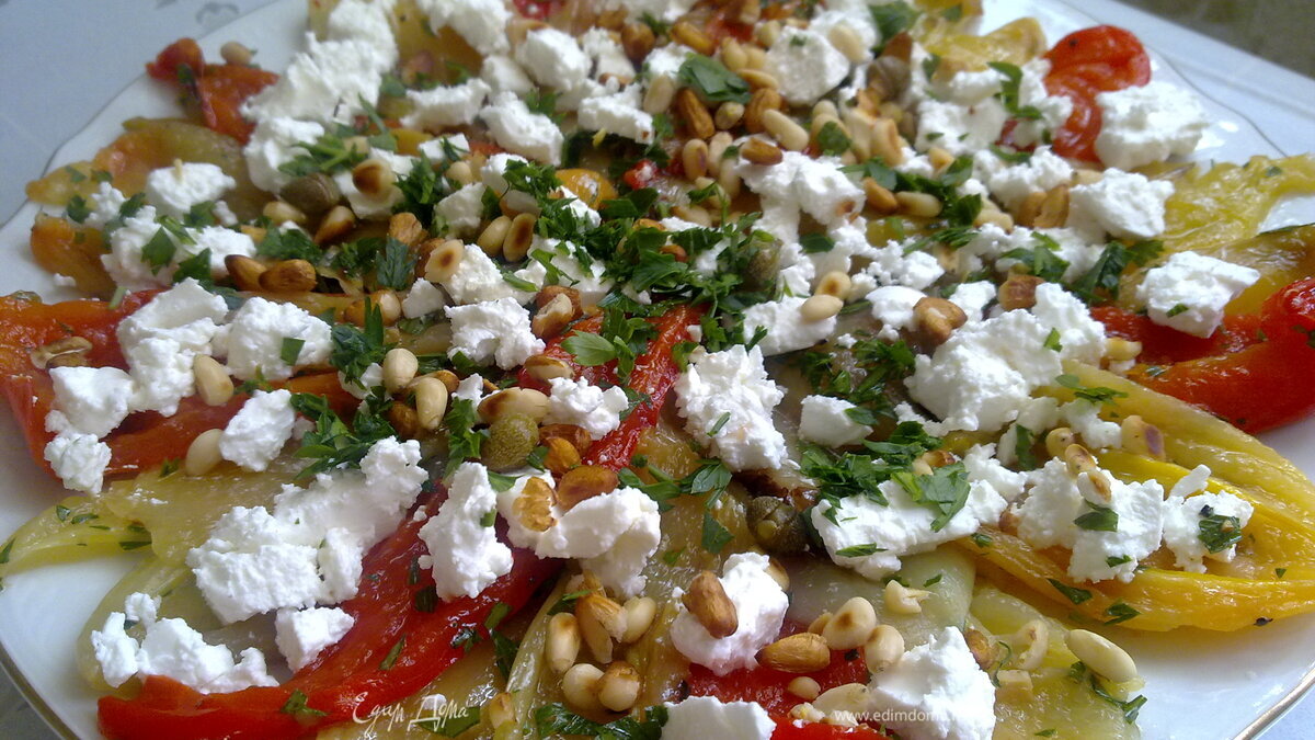 Салат из обожженных перцев с брынзой