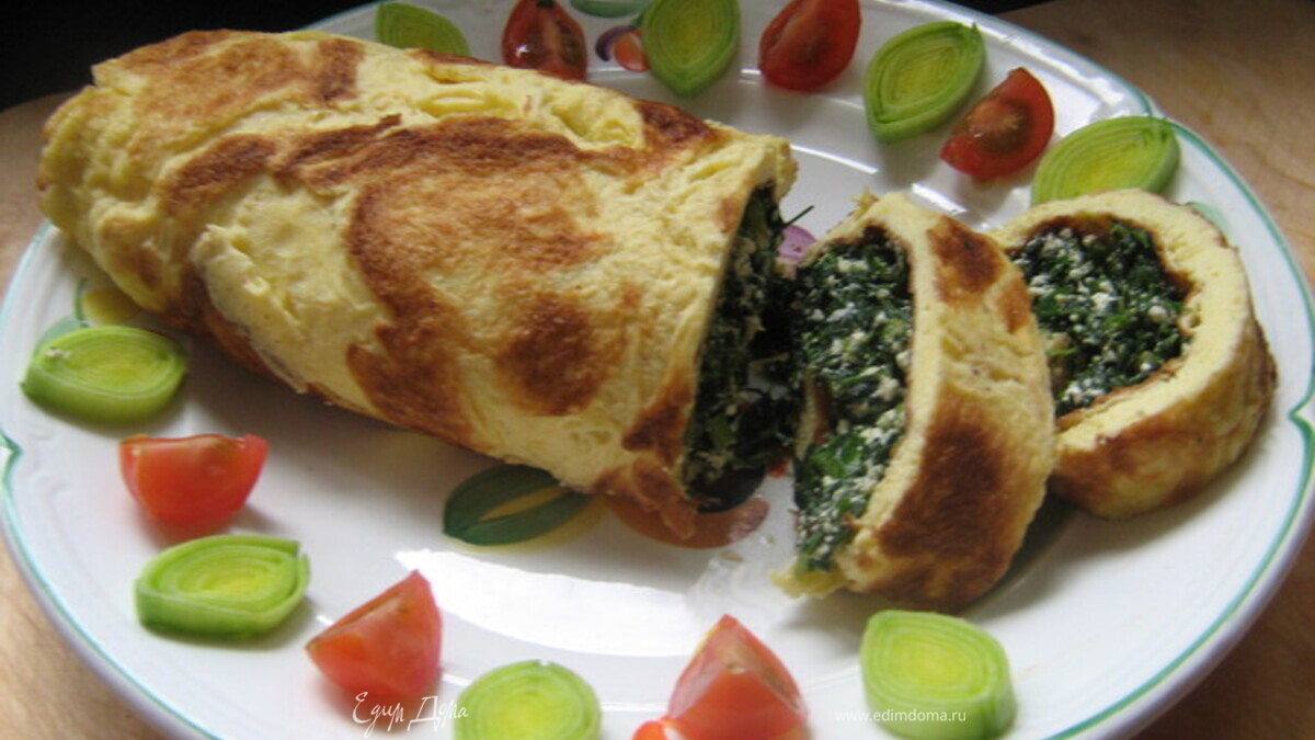 Яичный рулет с творогом и зеленью.