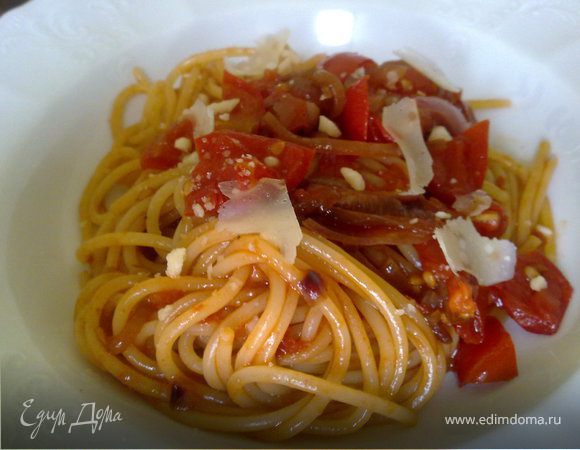 Паста с луково-томатным конфи