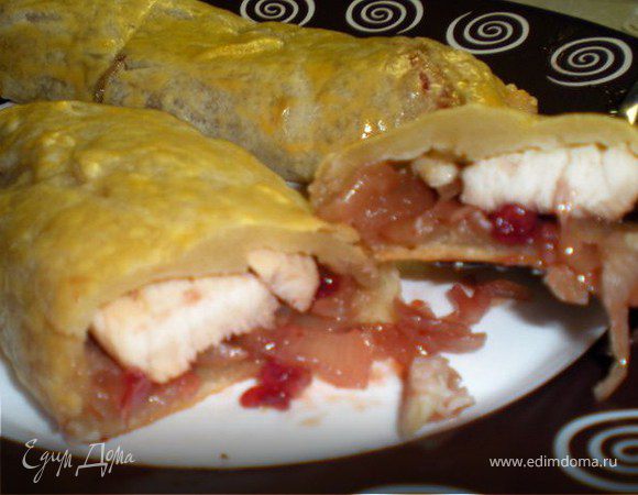 Слойка с белым мясом птицы и луково-брусничным конфитюром