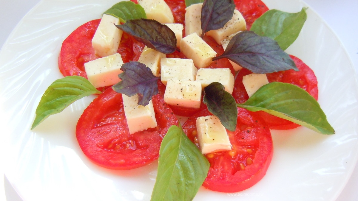Салат с помидорами и базиликом
