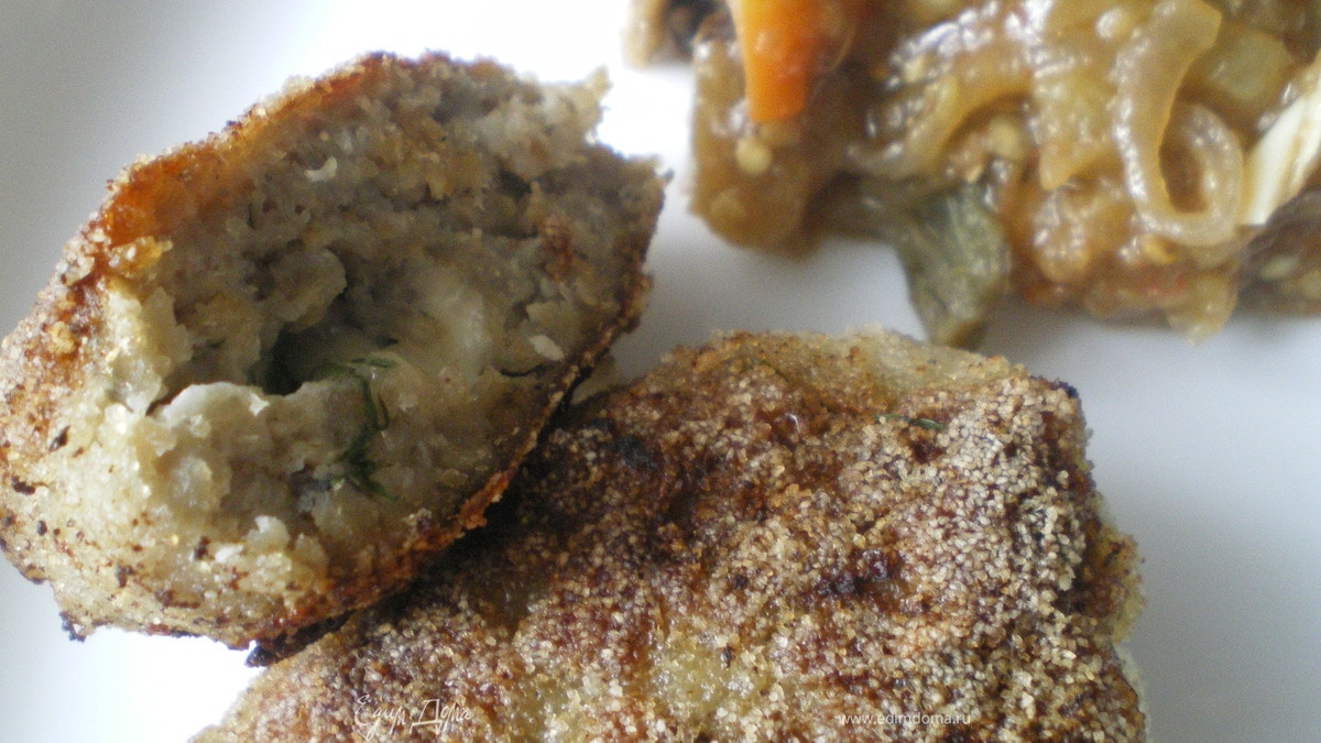 Нежные щучьи котлеты с тушёными овощами.