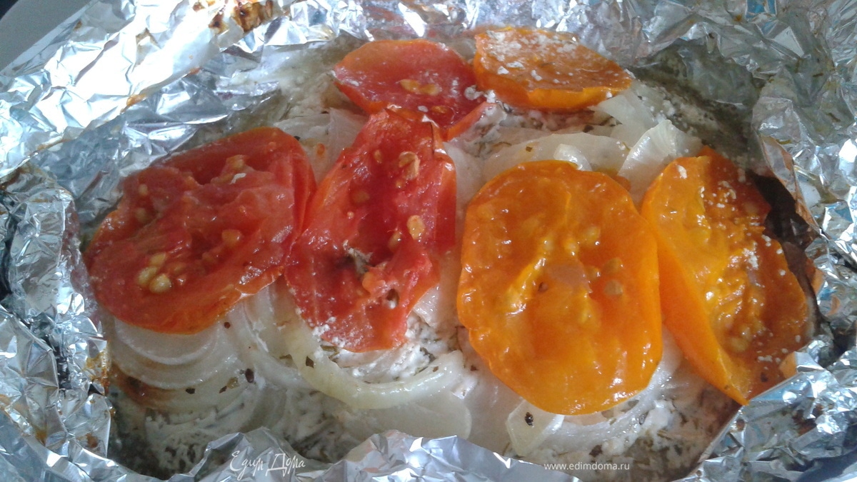Тиляпия запеченая с помидорами и луком