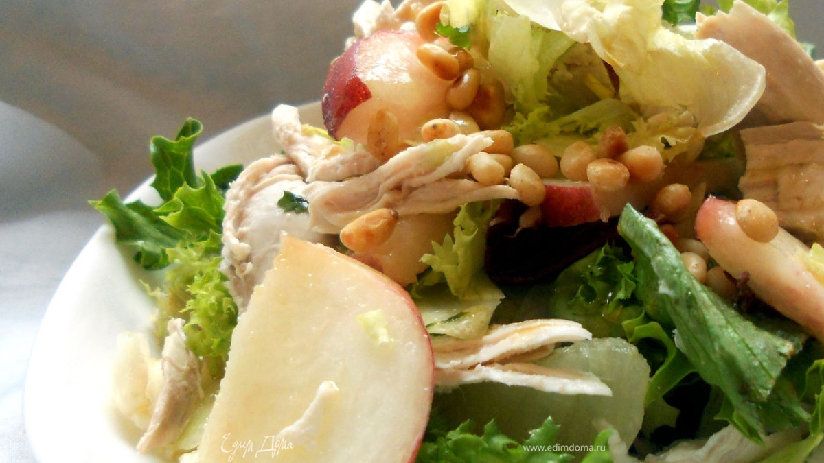 Салат с куриным филе, персиками и кедровыми орехами