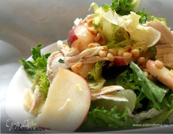 Салат с куриным филе, персиками и кедровыми орехами Салат с куриным филе, персиками и кедровыми орехами