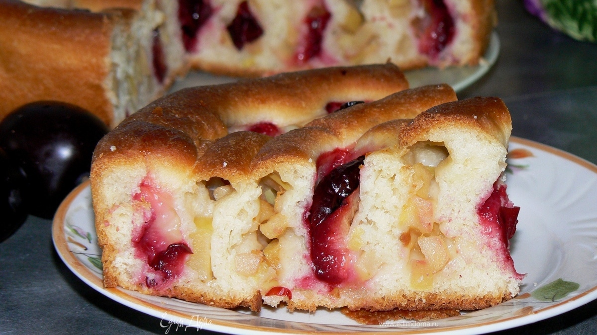 Пирог со сливой и яблоком