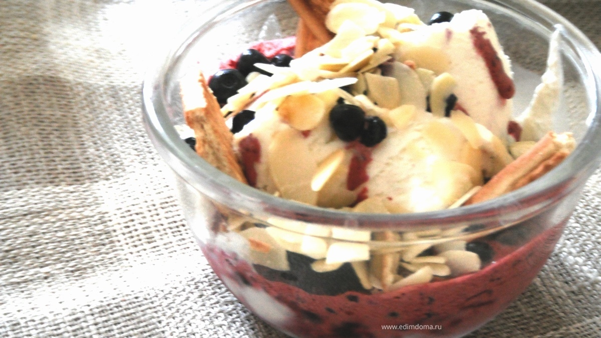 Мороженое с черникой и ромом