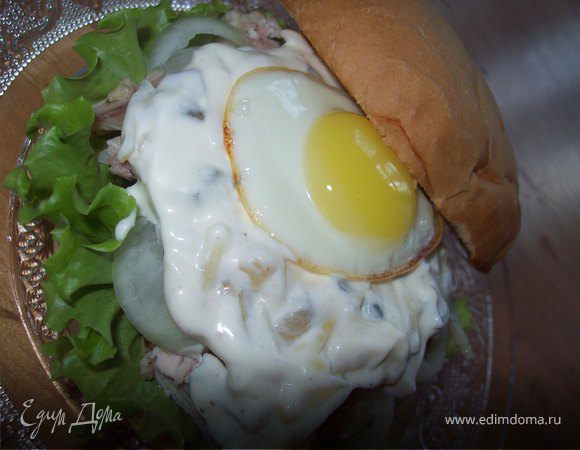 Сэндвич с курицей, горчицей и перепелиным яйцом Сэндвич с курицей, горчицей и перепелиным яйцом