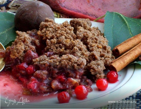 Шоколадный крамбл с ягодами, яблоками и взбитыми сливками Шоколадный крамбл с ягодами, яблоками и взбитыми сливками