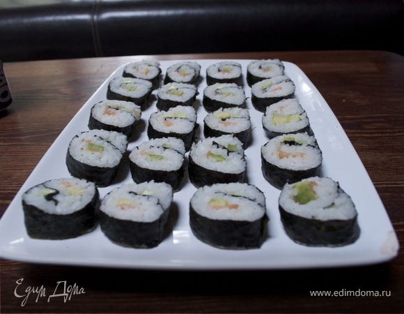Суши роллы с красной рыбкой Суши роллы с красной рыбкой