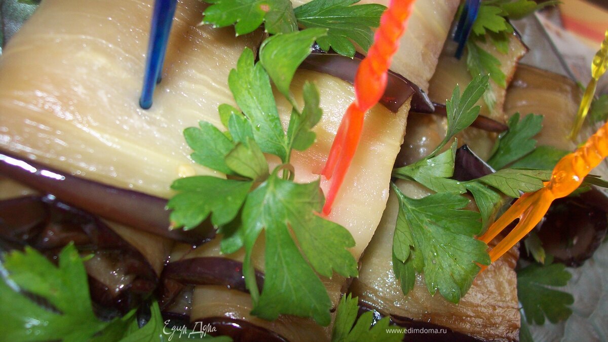 Рулетики из баклажана с чесноком и зеленью