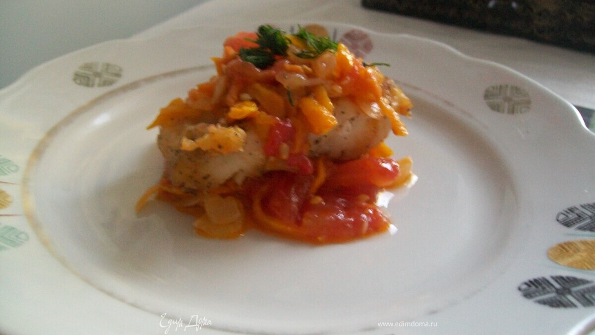 Тушёная рыба с помидорами