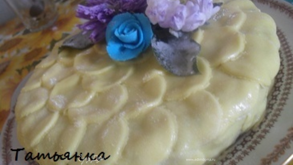 Торт украшенный живыми цветами...