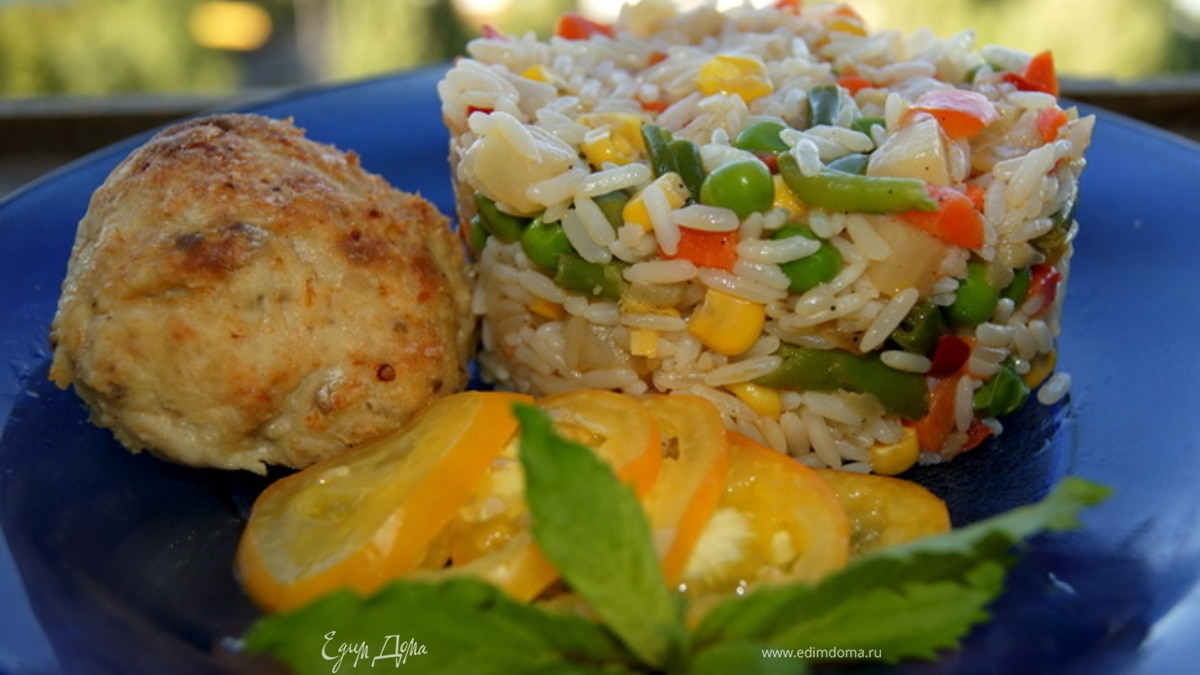 Куриные биточки и рис по-мексикански