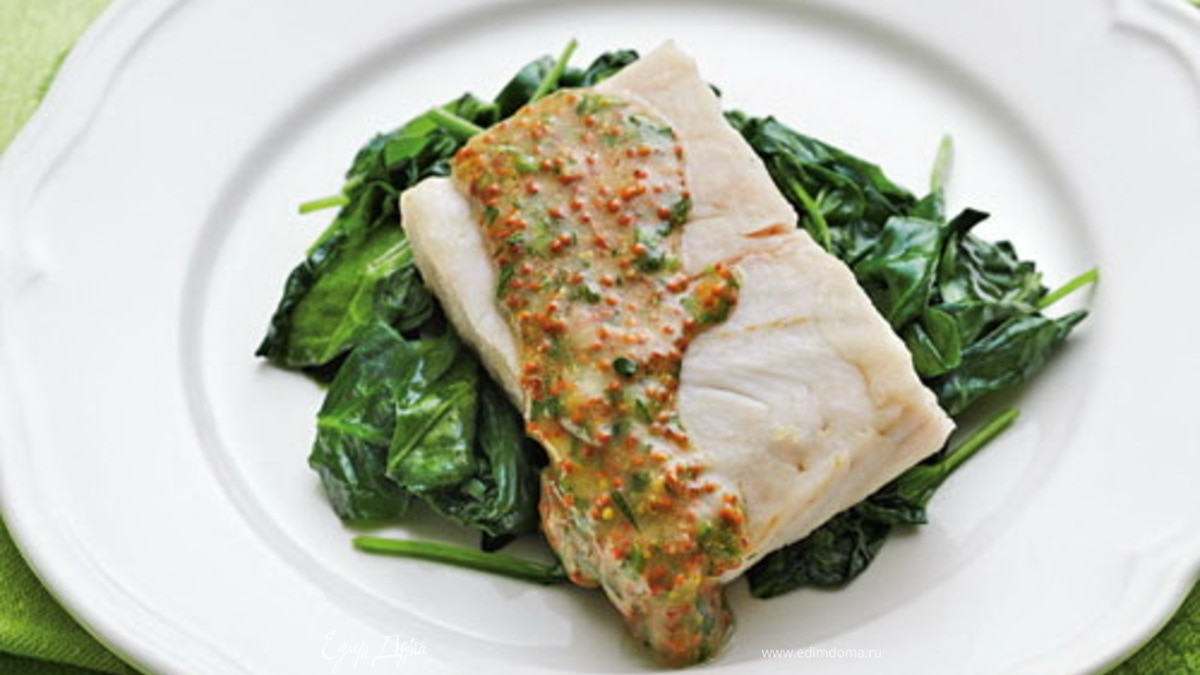 Хек на пару с горчичным соусом и шпинатом