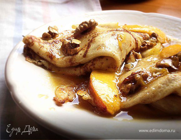 Крепы с карамелизированными персиками,грушами и грецкими орехами