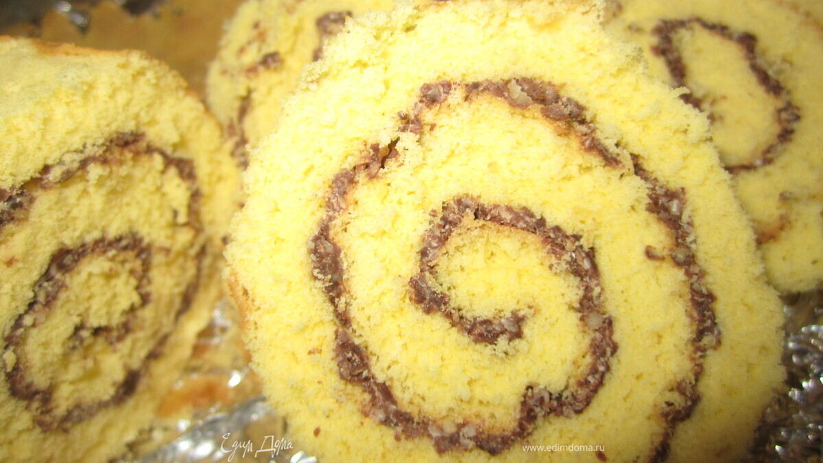 Бисквитный рулет с шоколадно-миндальной прослойкой.